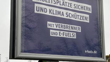 „arbeitsplätze sichern, klima schützen“ - e-fuel-branche trollt elektro-konzern volkswagen mit werbetafeln