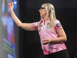 WM-Aus in Runde 1: Darts-Queen Fallon Sherrock verliert das Duell der Friseure