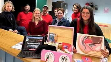 slips, tampons, tassen: der periodenautomat spuckt alles aus