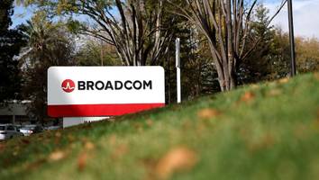 aktie steigt immer weiter - deshalb wurde broadcom mit einer billion dollar bewertet