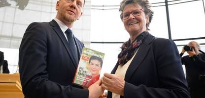 Sachsen: Michael Kretschmer erhält Buch von Sahra Wagenknecht