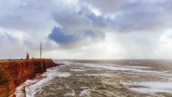 helgoland: sturm mit sechs-meter-wellen kappt fährverbindung
