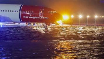 Boeing schlittert über Landebahn – und stürzt fast ins Meer