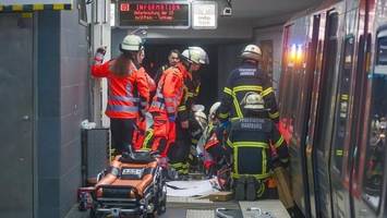 Junger Mann an der Feldstraße von U-Bahn eingeklemmt