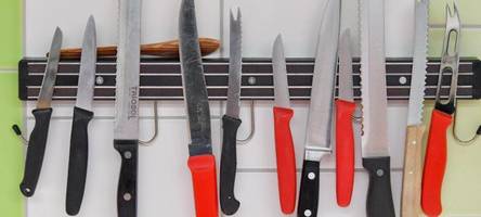 eine rätselhafte tat: pizzabäcker sticht in augsburger lokal auf kollegen ein