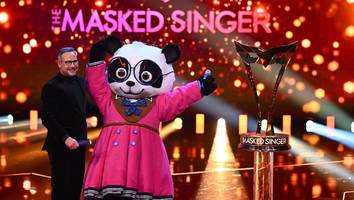 Finale von „The Masked Singer“ - Als der geheimnisvolle Panda enthüllt wird, kullern sogar bei Rea Garvey die Tränen