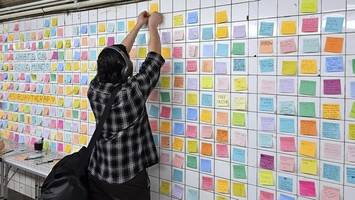 3000 Post-its: Was an dieser HVV-Haltestelle in Hamburg passiert