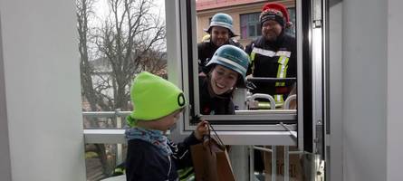 Freiwillige Feuerwehren beschenken zu Weihnachten Kinder im Josefinum