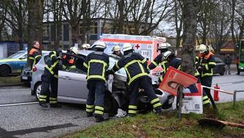 Mann fährt gegen Baum und kommt schwer verletzt in die Klinik