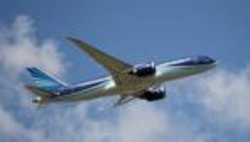 flugzeugabsturz: azerbaijan airlines stoppt flüge in mehrere russische städte