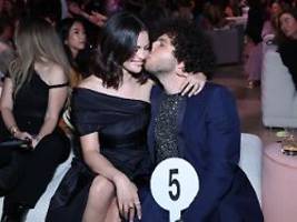 erstes weihnachten als verlobte: selena gomez und benny blanco kuscheln durchs fest