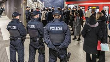 Mann randaliert mit Nothammer in Zug und am Bahnhof Dammtor