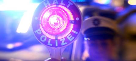 alkoholisierter autofahrer wird von der polizei aus dem verkehr gezogen