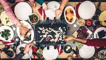 Beliebtes Silvester-Essen - 10 Probleme beim Raclette tauchen jedes Jahr auf