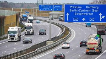 klimaaktivisten entfernen verkehrsschilder auf berliner ring