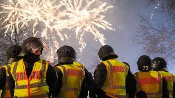 Silvester in Stormarn: Jugendliche attackieren Polizisten