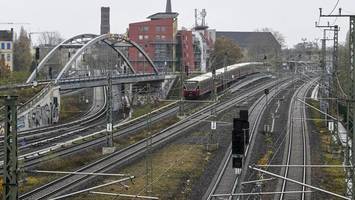 Betrunkene Person fällt ins Gleis und wird von Zug erfasst