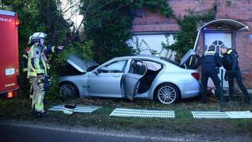 bmw kracht gegen hauswand – fahrer muss reanimiert werden