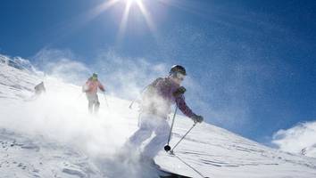 Österreich - Mann verlässt schwerverletzten Senior nach Skiunfall mit Kind und verschwindet