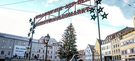 der christbaum in augsburg wartet auf die narren