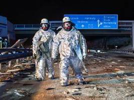 Lkw baut Glatteis-Unfall: Hunderte Forellen verenden auf Autobahn