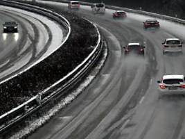 Glatteis und Schnee: Winterwetter sorgt für ausgefallene Flüge, verspätete Züge und Verkehrsunfälle