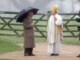 Durch den Regen zum Gottesdienst: König Charles zeigt sich erstmals im neuen Jahr