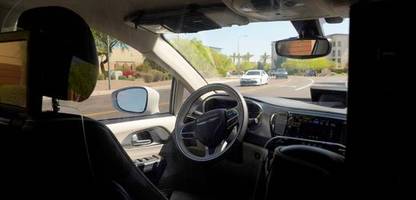 Arizona: Selbstfahrendes Waymo-Auto dreht mehrere Runden vor Flughafen und lässt Fahrgast nicht aussteigen