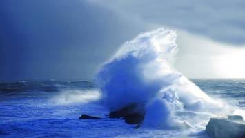 sturm mit hohen wellen: helgoland-fähren stellen verkehr ein
