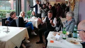 Vizekanzler Robert Habeck: Selfies und Autogramme im Restaurant