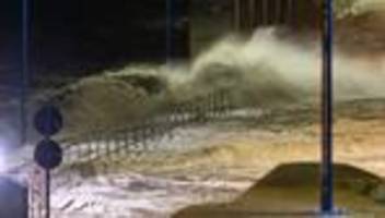 auch sturmflut: sturm sorgt für schäden und verkehrsprobleme im norden