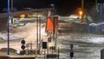 sturm über norddeutschland: sturmflut an der nordseeküste bringt fährausfälle