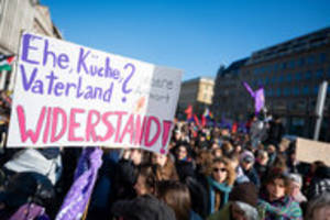 Debatte um Feiertage: Unternehmens-Verbände wollen arbeitsfreien Frauentag kippen