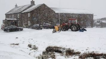 pub in england eingeschneit – bier reicht noch für zwei wochen