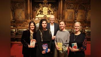 wieso peter tschentscher sich im rathaus über ein kinderbuch freut