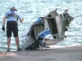 Bei Start gegen Felsen gestoßen?: Wasserflugzeug stürzt mit Touristen ins Meer - drei Tote