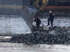 Blindgänger im Wasser: Bombenfund hält Abriss der Carolabrücke auf