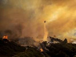 Verheerende Waldbrände: Feuersbrunst in Los Angeles aus der Luft nicht beherrschbar