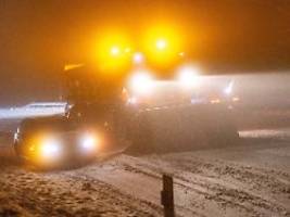 Glatte Straßen nach Schneefall: Wintereinbruch sorgt für Dutzende Unfälle - Schwerverletzte in NRW