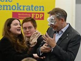 Sahne wäre mir lieber gewesen: Christian Lindner bei Auftritt in Greifswald mit Schaum beworfen