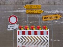 An der Mosel: Zwei Personen im Auto von Hochwasser eingeschlossen