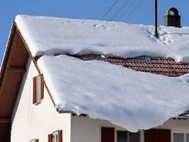 Schäden vorbeugen: Schnee und Eis auf dem Dach - was tun?