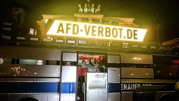 künstlerkollektiv stellt gefangenentransporter für afd-politiker vor
