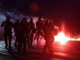 Aufgeheizte Stimmung in Sachsen: Pyrotechnik und Blockaden - AfD-Gegner zögern Start des Parteitags hinaus