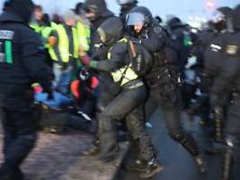 Gewalt bei Anti-AfD-Protesten: Polizei setzt Pfefferspray und Hunde gegen Demonstranten ein