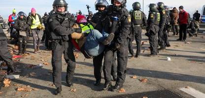 AfD-Parteitag in Riesa: Demonstranten blockieren Zufahrt und verzögern Anreise der Delegierten