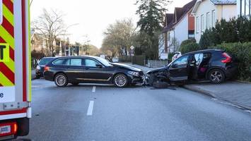 Unfall mit drei Autos in Elmshorn – zwei Personen verletzt