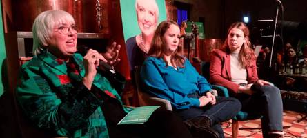 claudia roth wettert gegen söder: augsburger grüne im wahlkampfmodus angekommen