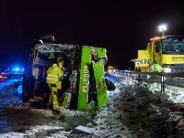 Zwei Tote auf A11: Verheerender Unfall: Windböe soll Flixbus erfasst haben