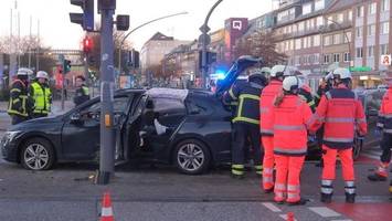 Schwerer Unfall bei Wandsbek Quarree: Mutter mit Kindern beteiligt